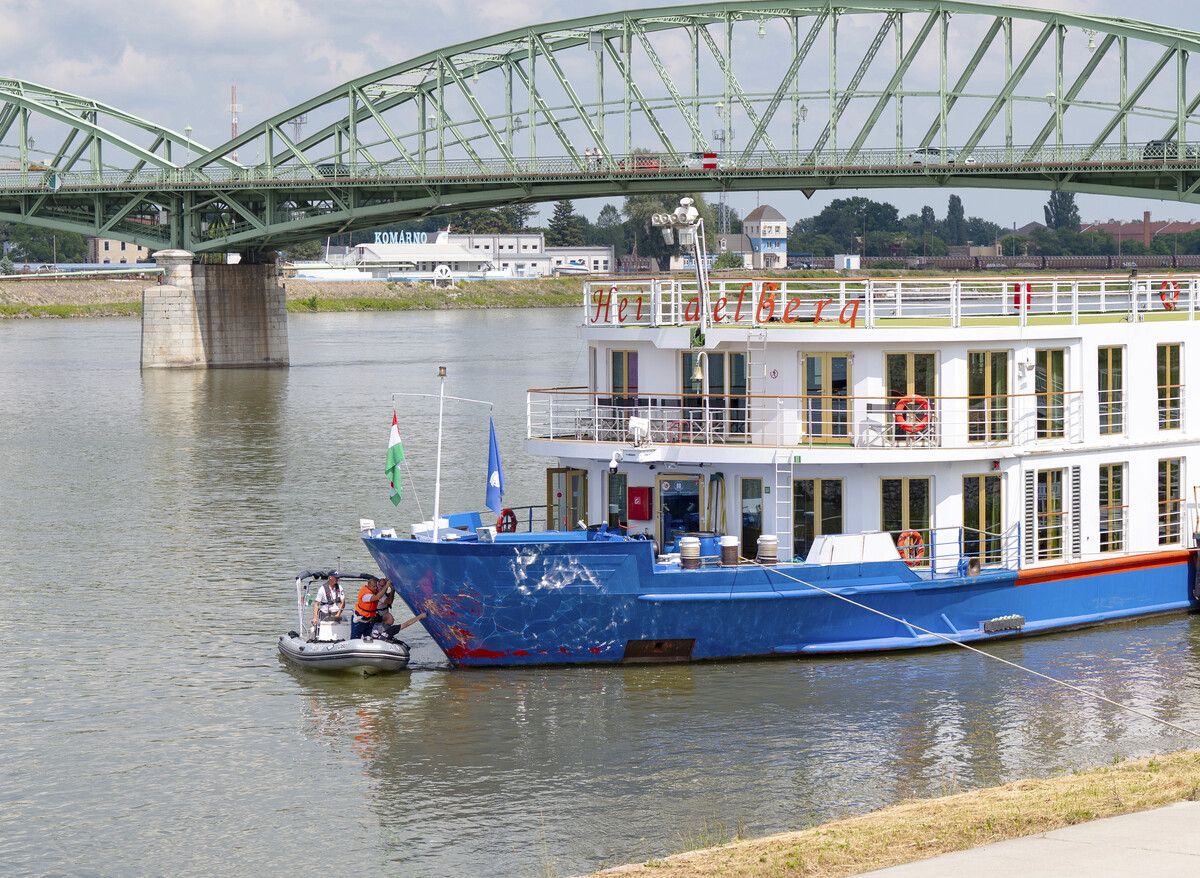Das Flusskreuzfahrtschiff war bei Veröce mit einem Motorboot kollidiert. AP