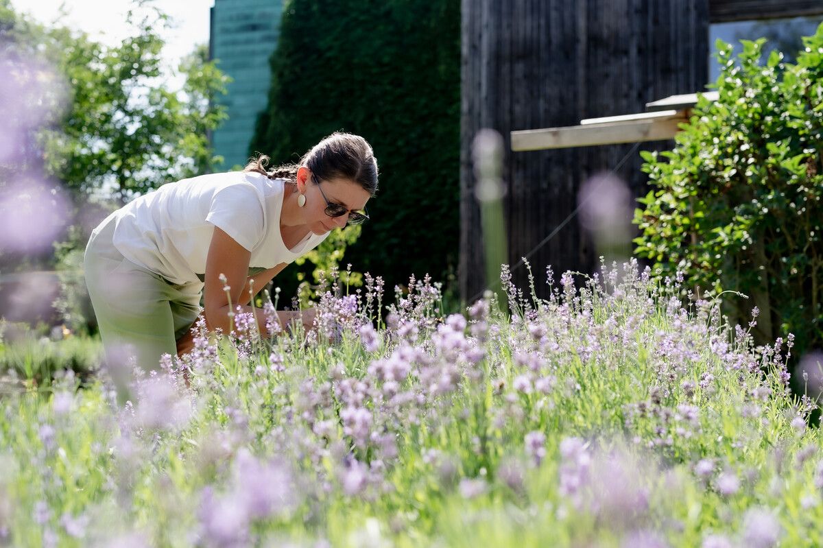 Das Gärtnern ist eine große Leidenschaft von Johanna Mierzwiak-Resch. Vor allem im Kräutergarten werkelt sie gerne.