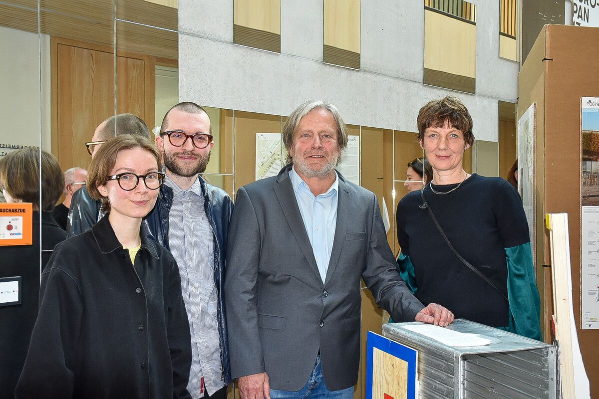 Das Gewinner-Team Christina Ehrmann (v.l.) und Christopher Gruber, BM Frank Matt und Europan-Wettbewerbskoordinatorin Iris Kaltenegger. Gemeinde