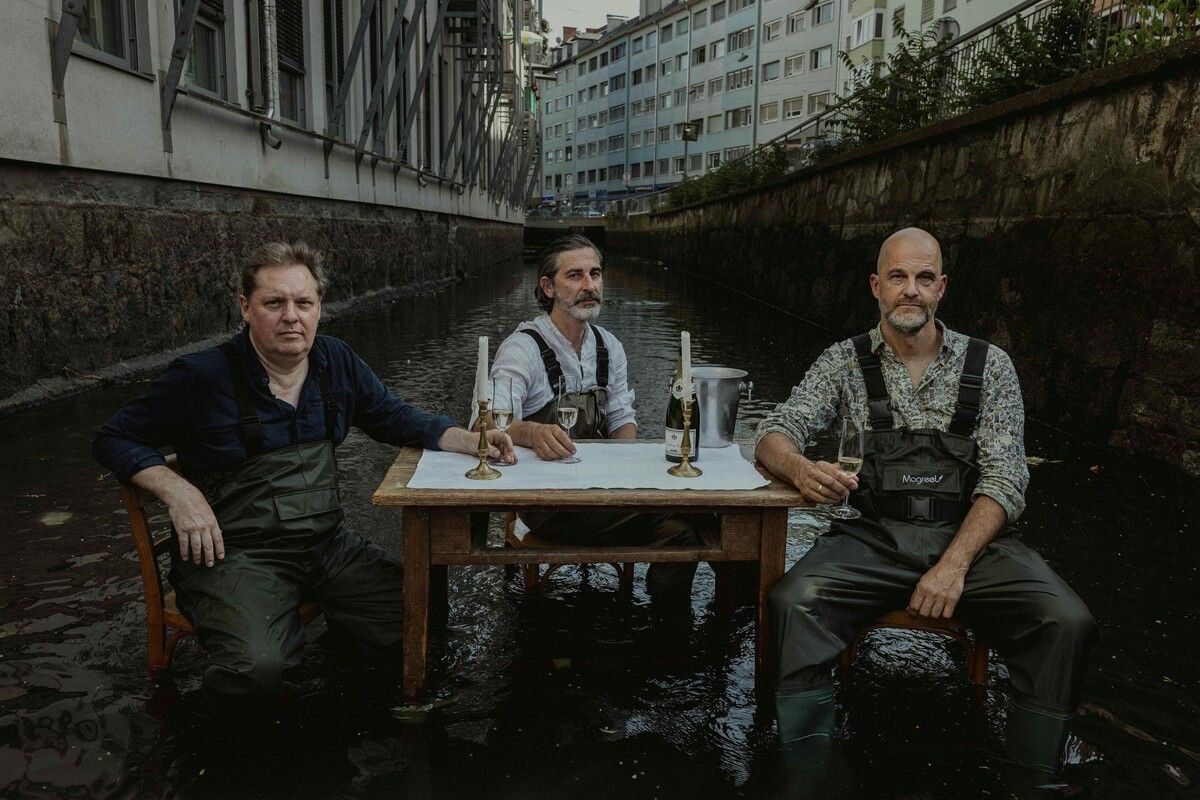 Das Grazer Gitarre-Bass-Schlagzeug-Trio The Base um Sänger und Gitarrist Norbert Wally ist bereits seit über 30 Jahren aktiv und spielt unter anderem Songs aus dem aktuellen Album „Lick a Stone Kill a Fly“.the base