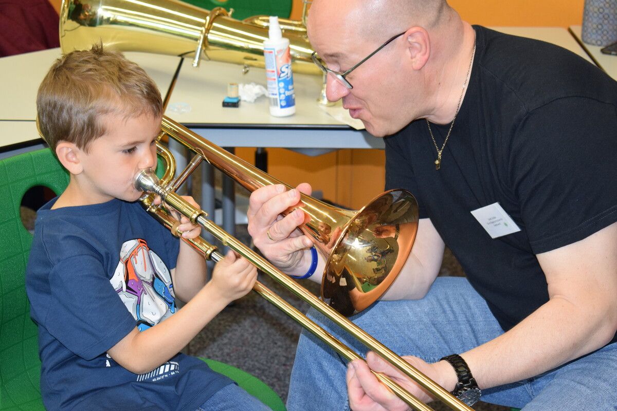 Das Interesse an den verschiedenen Musikinstrumenten war groß.Musikschule