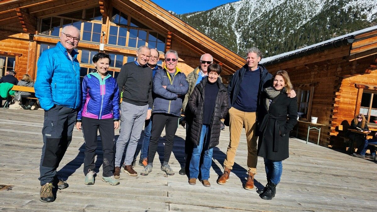 Das Jubiläums-Organisationsteam rund um Bruno Dressel (Bildmitte) hat ein festliches wie stilvolles „Fest am Berg“ organisiert. 
              
              Andreas Seeburger