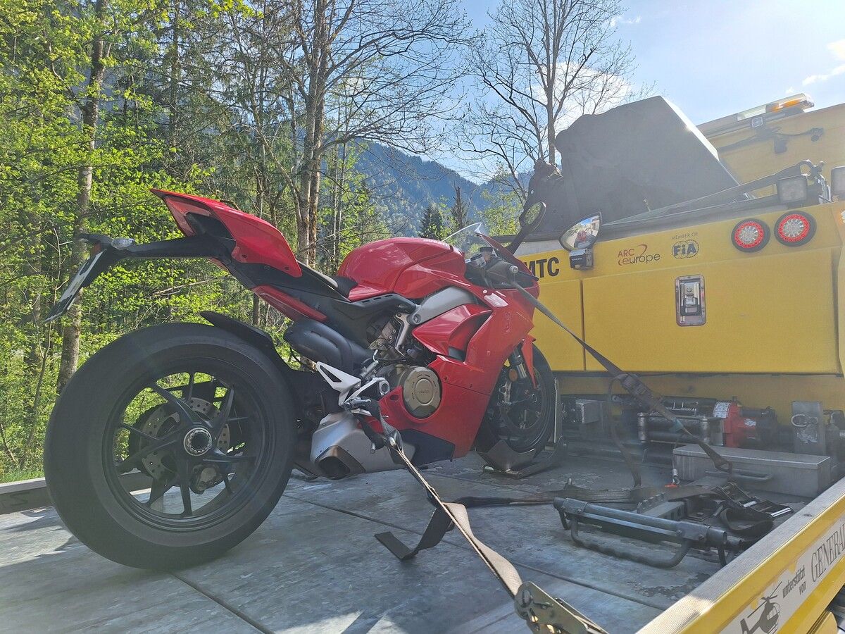 Das Motorrad wurde an Ort und Stelle beschlagnahmt.Polizei