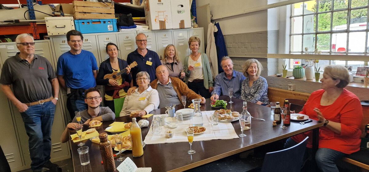 Das ReparaturCafé Bregenz feierte seinen 6. Geburtstag. Johanna Gall brachte für ein Ständchen ihre Ukulele mit. ReparaturCafé Bregenz