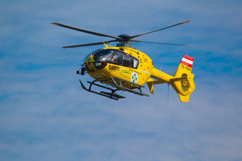 Das Rettungsteam flog mit dem Notarzthubschrauber zur Unfallstelle, doch jede Hilfe kam zu spät. symbol/vn/hb