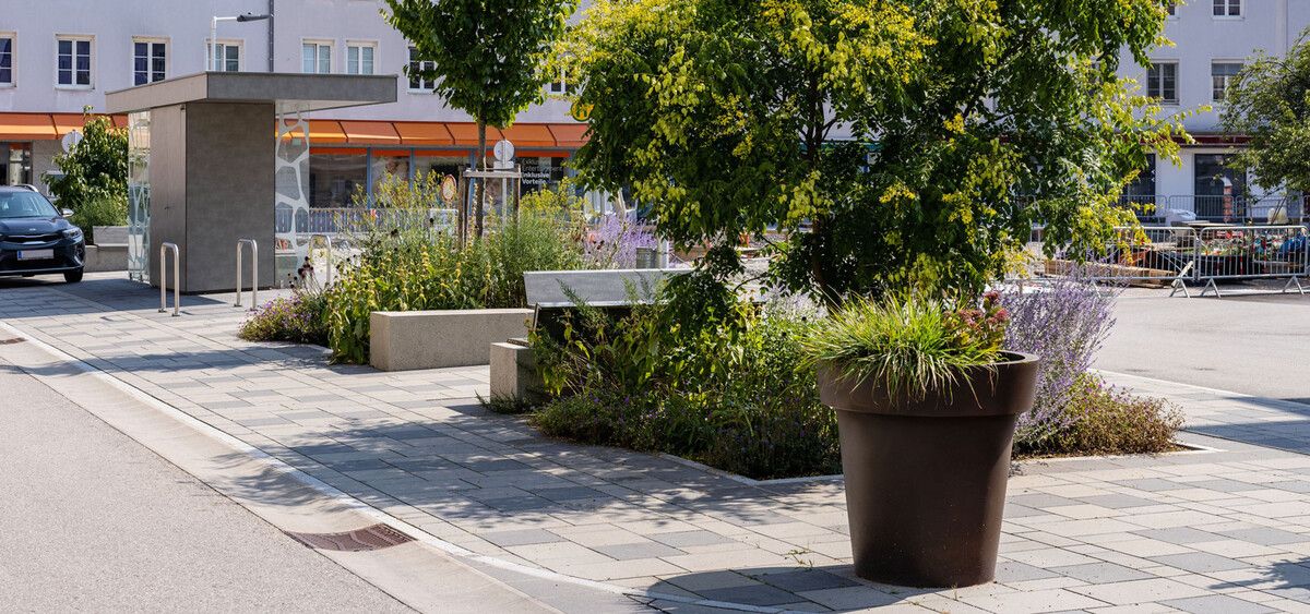Das Schwammstadt-Prinzip mit Betonplatten sorgt dafür, dass mehr Wasserversickern kann.derfritz
