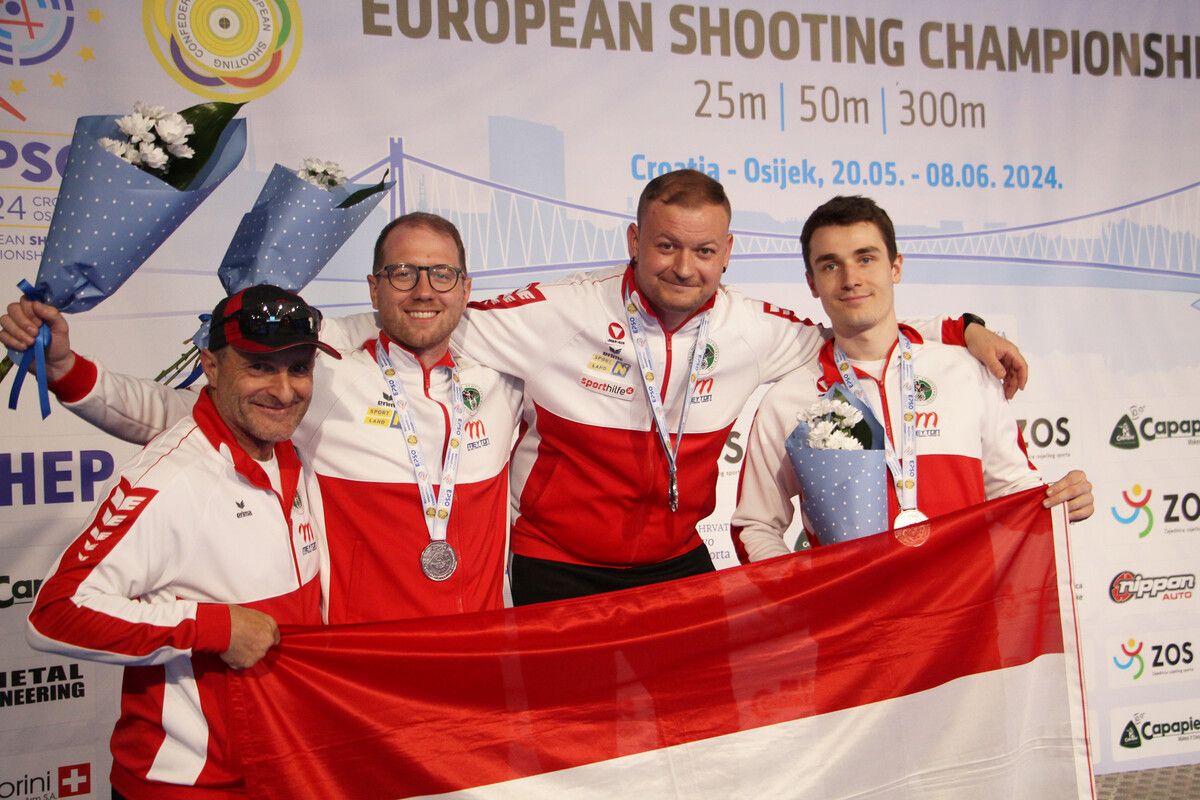Das Trio Bernhard Pickl, Alexander Schmirl und Patrick Diem (v. l.), mit Coach Klaus Gstinig, holte sich EM-Silber in der Mannschaft 300 m liegend.ÖSB