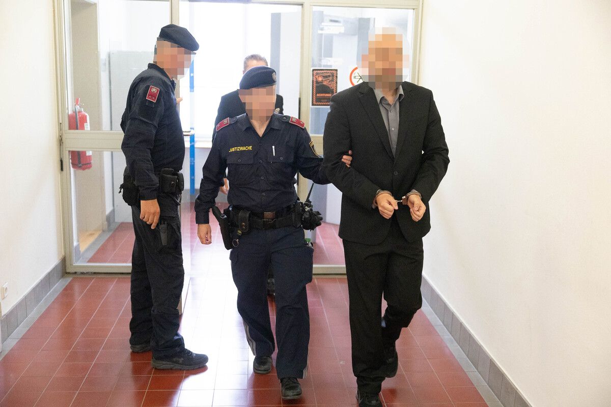 Der 31-jährige Unterländer wurde am Landesgericht Feldkirch von Justizwachebeamten in den Verhandlungssaal geführt. VN/HARTINGER