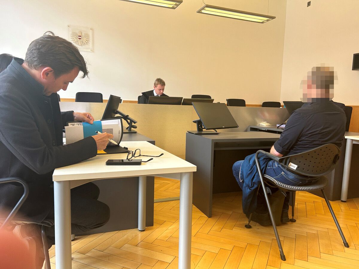 Der angeklagte Busfahrer (r.) wollte auch in der zweiten Verhandlung nichts von einem Geständnis wissen. vn/gs