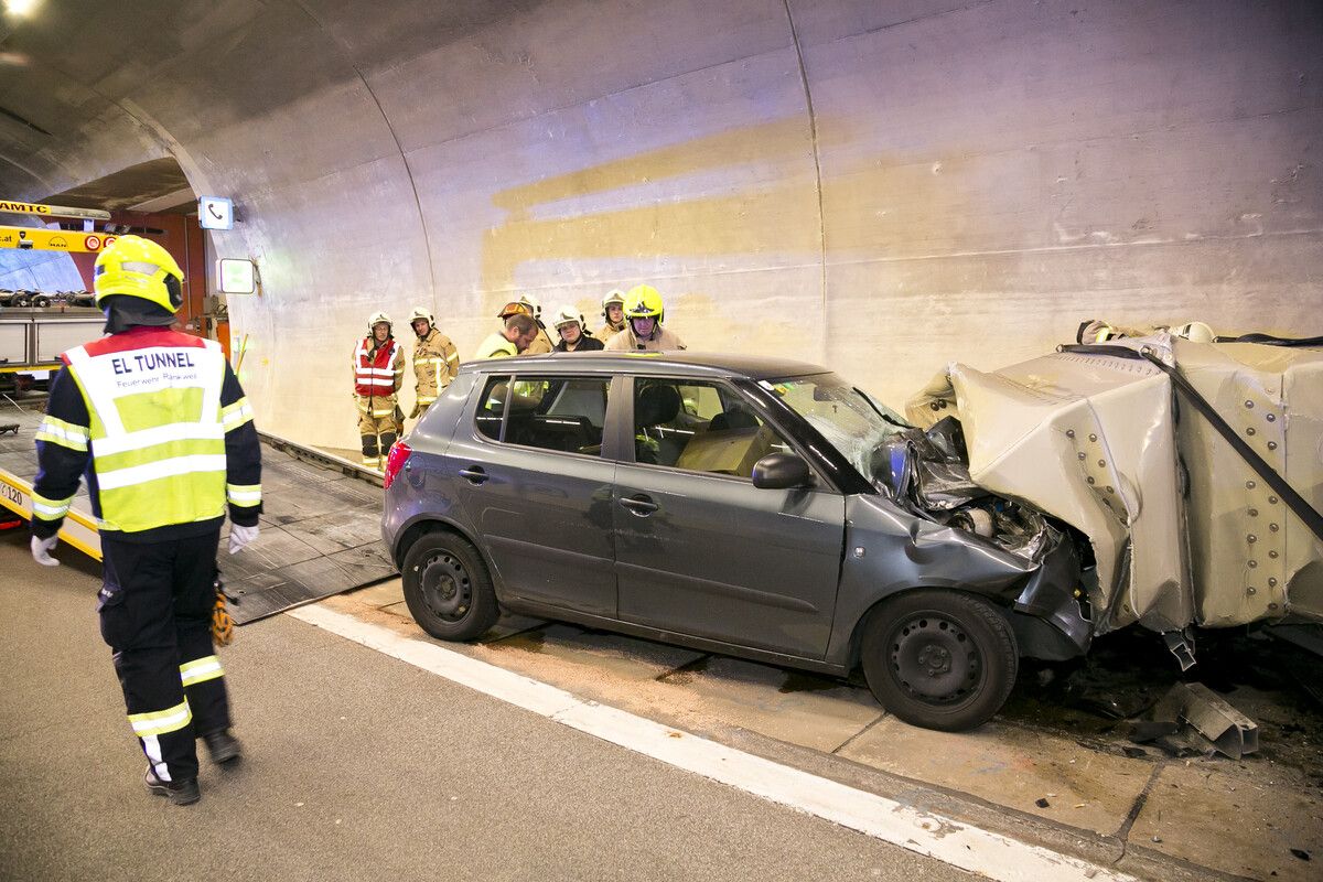 Der Aufpralldämpfer erfüllte seine Aufgabe. Die Feuerwehr sicherte die Unfallstelle, der Fahrer musste medizinisch versorgt werden. Mathis