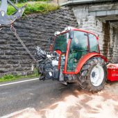 Mit Traktor gegen Mauer