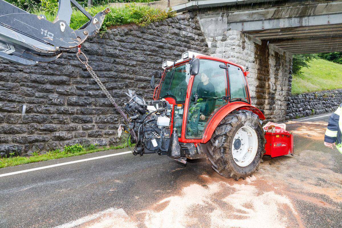 Der beschädigte Traktor musste abgeschleppt werden. B. hofmeister