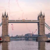 Skydiver rasen durch Tower Bridge