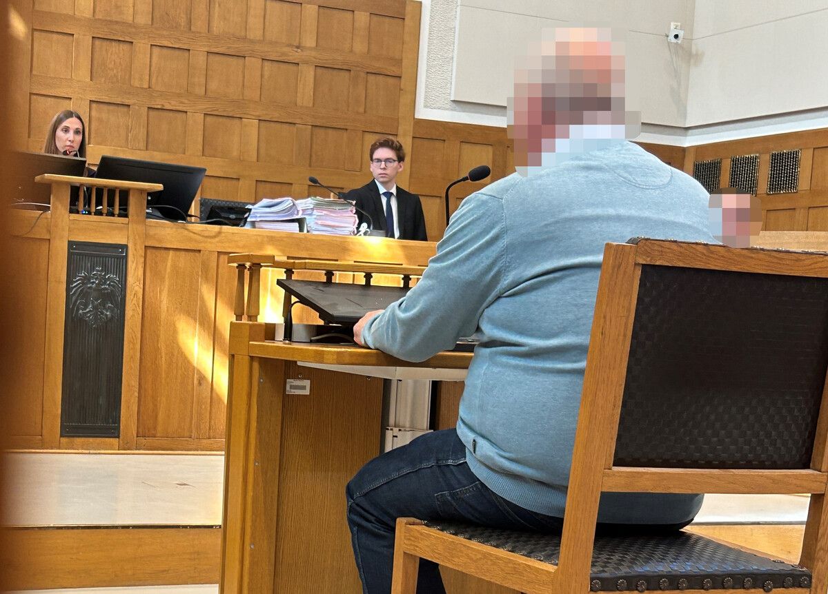 Der Erstangeklagte wird von Richterin Verena Wackerle eingangs zu seinen persönlichen Verhältnissen befragt. vn/gs
