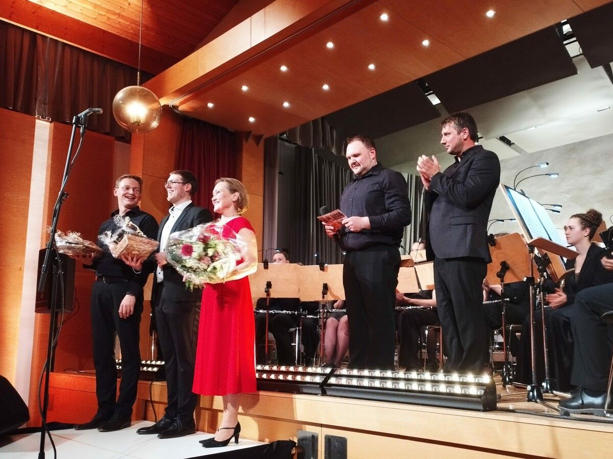 Der Musikverein Bildstein lud zum Sommernachtskonzert mit den Gesangssolisten Lenz Ganahl, David Lins und Birgit Plankel. NAM