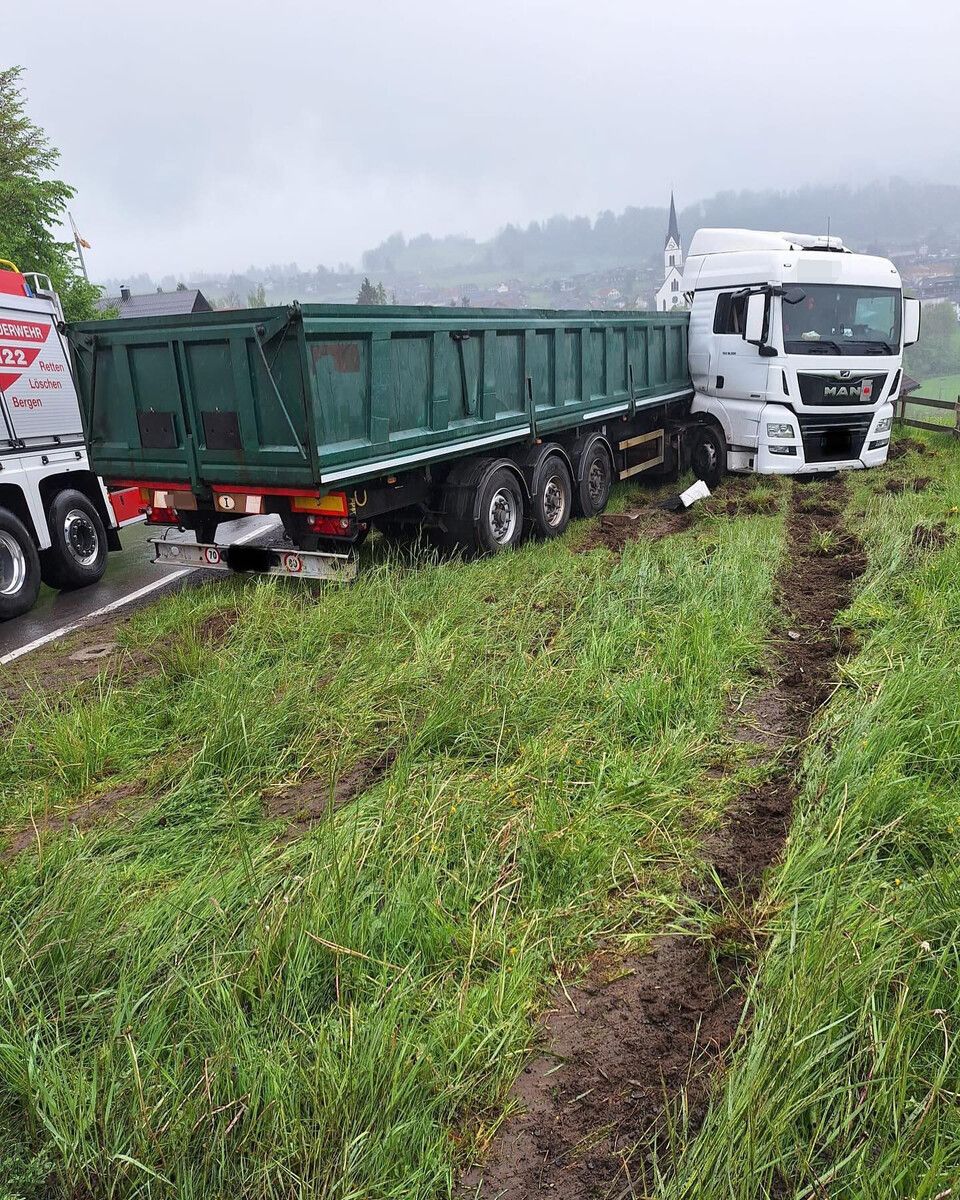 Der Sattelzug geriet in ein Wiesenstück neben der Fahrbahn. feuerwehr Egg