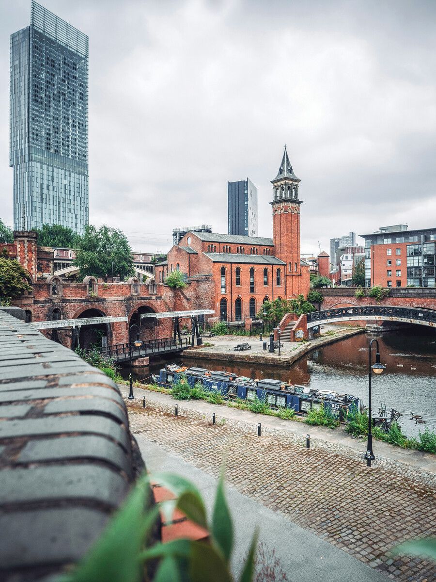 Der Stadtteil Castlefield ist geprägt von engen Kanälen und den Hausbooten, die darauf umherfahren. Chris Curry/Unsplash