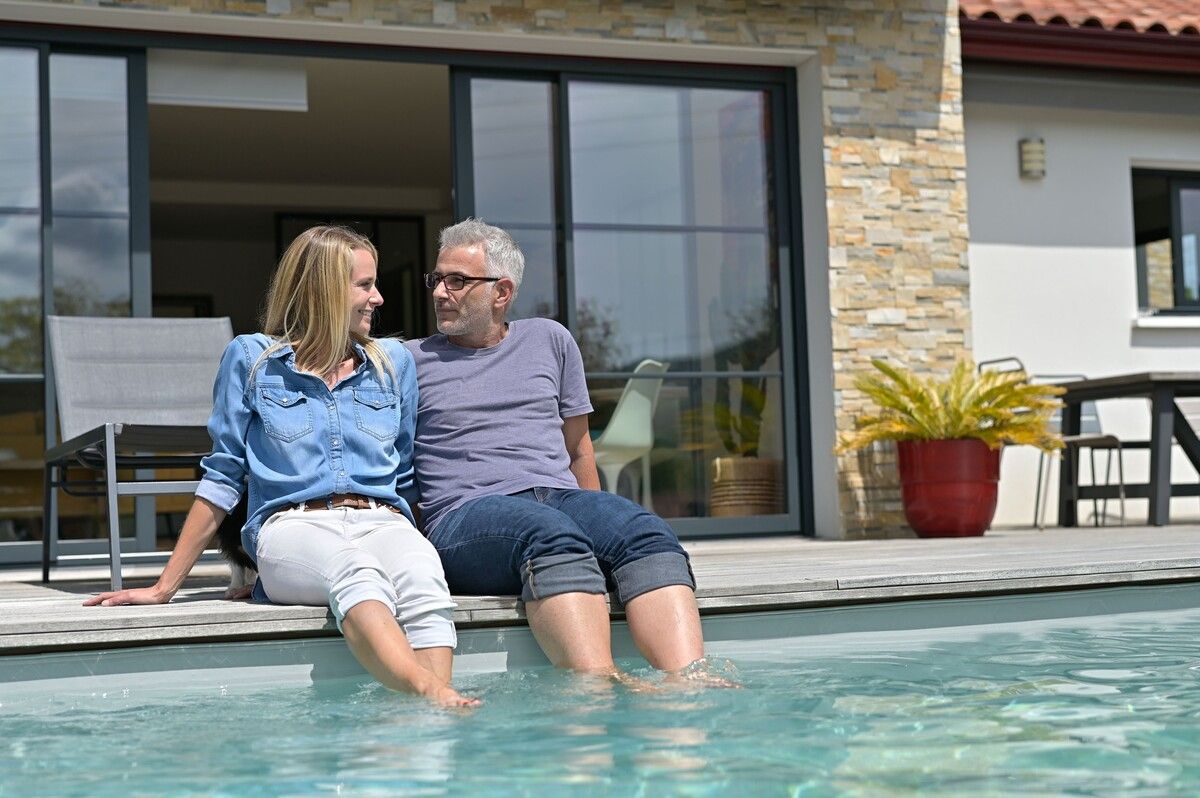 Der Traum von vielen – ein eigener Pool im Garten.Shutterstock