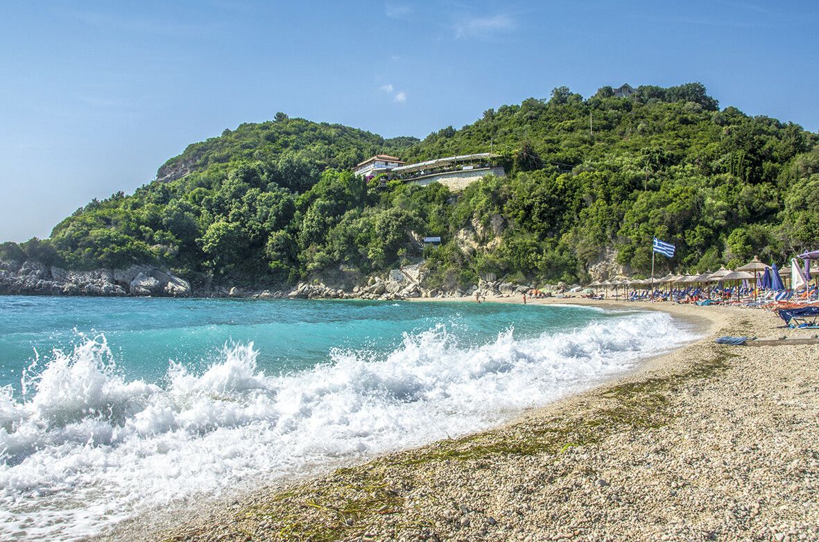 Der weiße Kiesstrand und das klare Wasser laden zum Schwimmen ein.Shutterstock