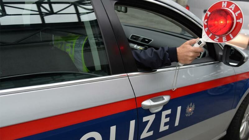 Die Anhaltezeichen der Polizei missachtete der junge Mopedfahrer und flüchtete. symbol/apa