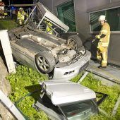 Auto fliegt aus der Kurve: Passantin verletzt
