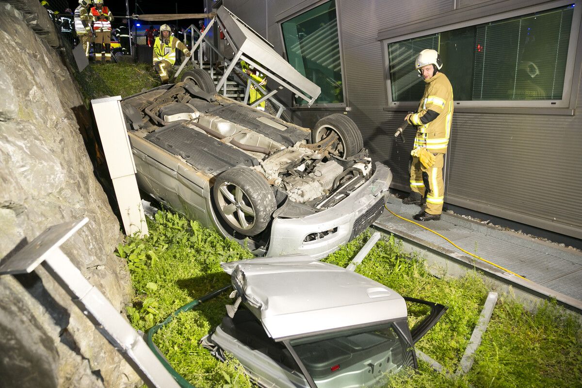 Die beiden Fahrzeuginsassen und die Passantin, alle drei aus dem Raum Bludenz, wurden bei dem Unfall verletzt. Feuerwehr Bludenz