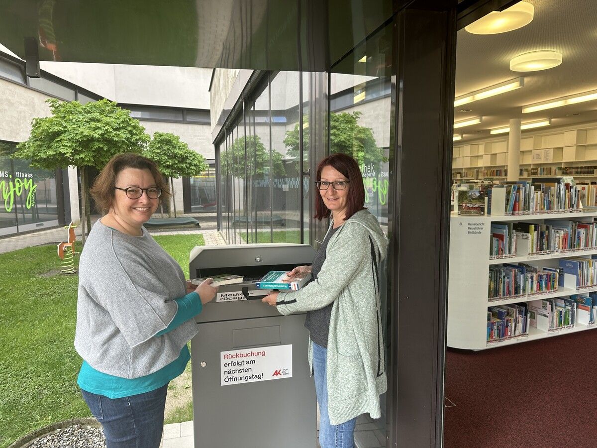 Die beiden Mitarbeiterinnen der AK-Bibliothek, Angelika Riesch und Christine Wolf, schätzen die bequeme und unkomplizierte Rück­gabemöglichkeit von entliehenen Medien. BI (5)