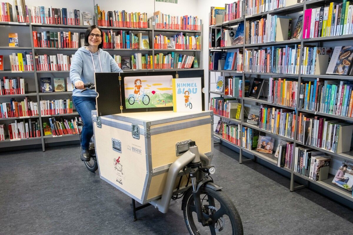 Die Bücherei wird mit Medien rund um das Thema „Inklusion“ gefüllt.Stadt