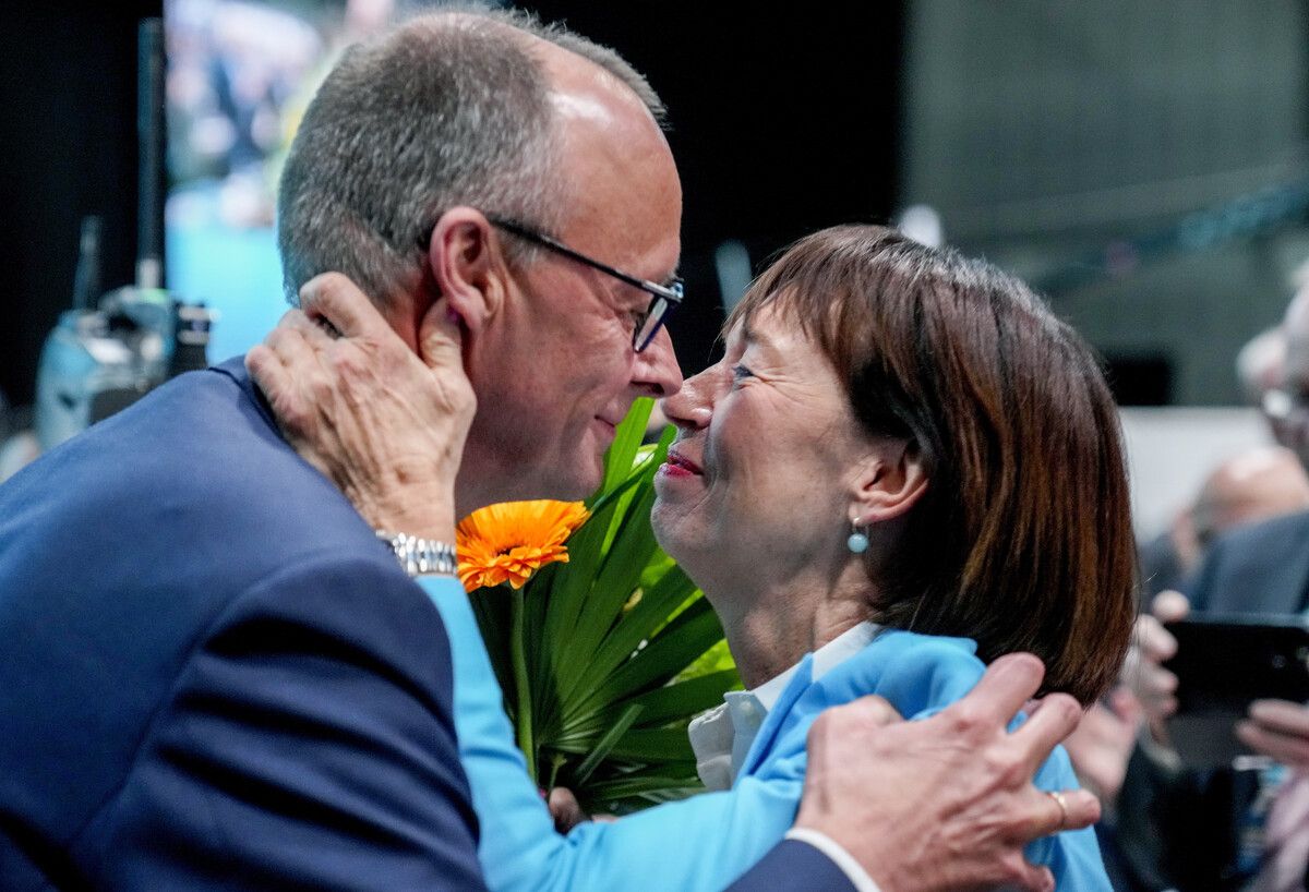 Die CDU hat ihren Vorsitzenden Friedrich Merz mit fast 90 Prozent für zwei Jahre wiedergewählt. Seine Frau Charlotte Merz gratulierte ihm. AP
