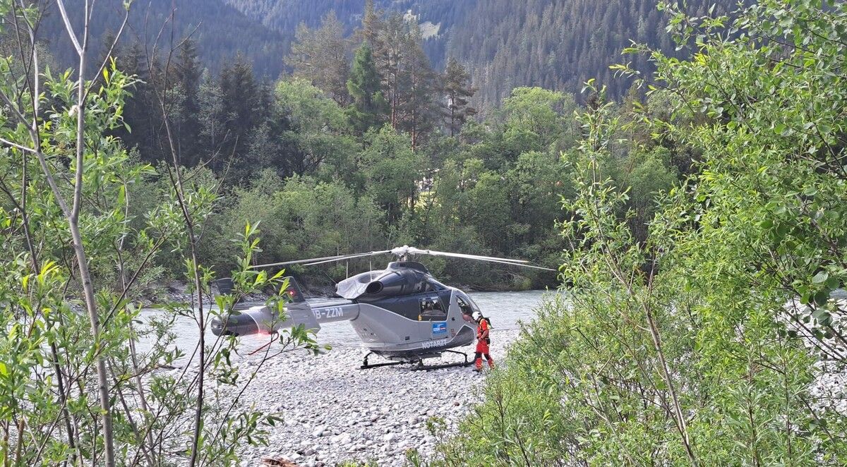 Die Einsatzkräfte rückten auch mit dem Hubschrauber zum Ort des tragischen Ereignisses an. wasserrettung reutte