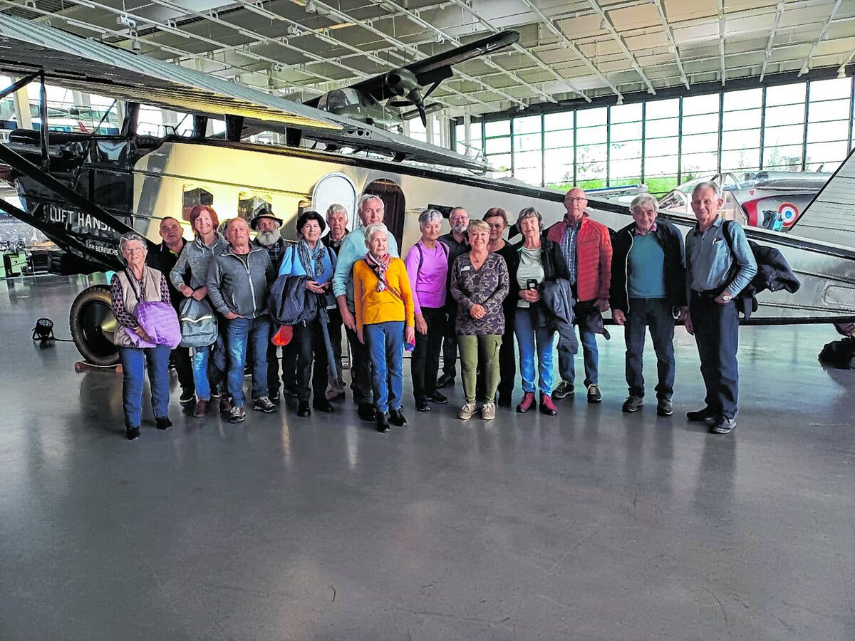 Die Gruppe erkundete beeindruckende Flugzeuge und Exponate im Dorniermuseum, direkt neben dem Bodensee-Airport.50plus Silbertal