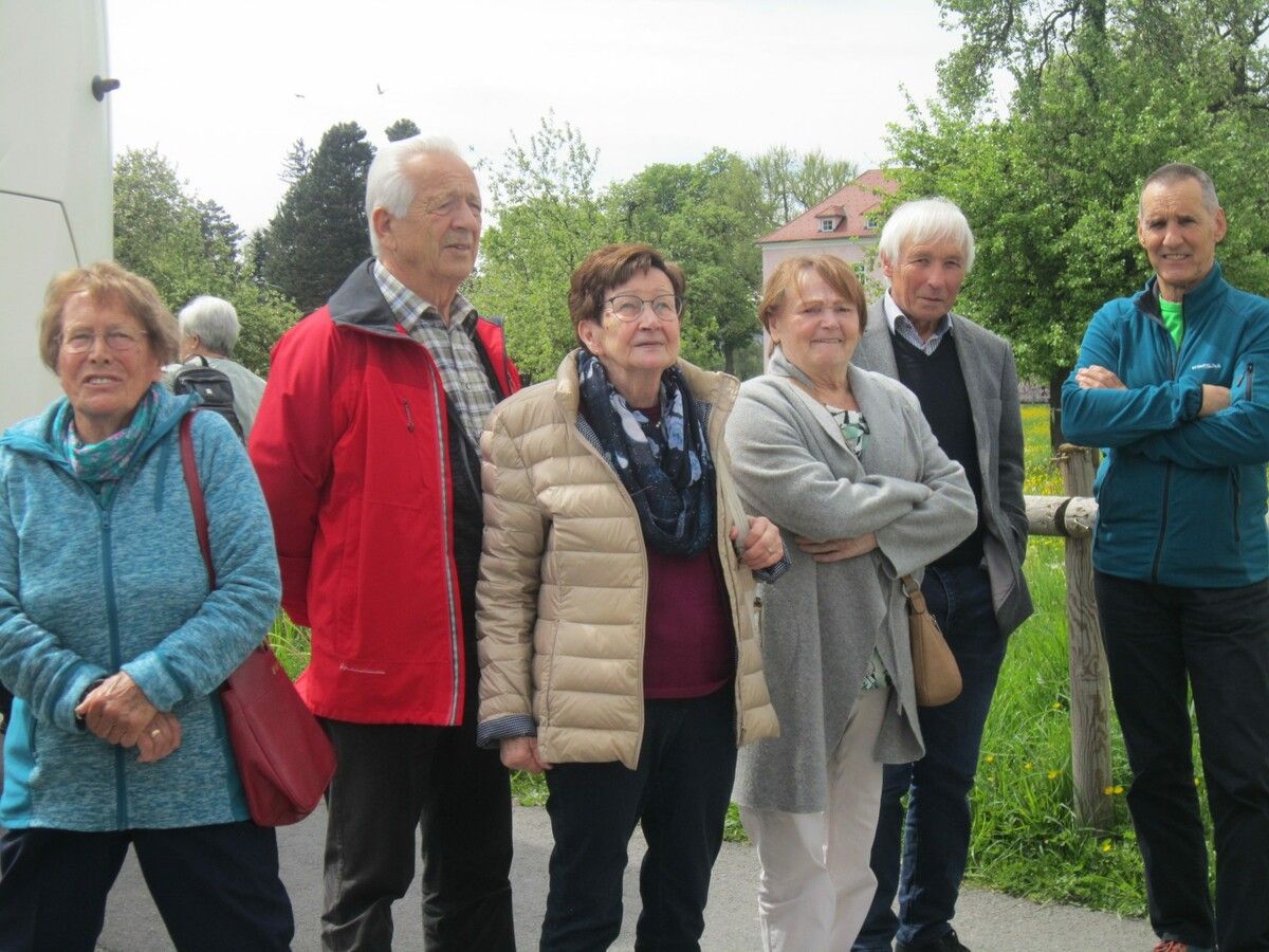 Die Gruppe von Vorarlberg 50plus Göfis traf im Kloster Mehrerau ein, wo Pater Johannes sie herzlich willkommen hieß.50Plus Göfis