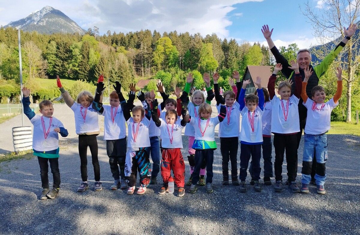 Die Kids in der BMX-School mit dem Sportlichen Leiter Harald Muther. BMX-Club Bludenz