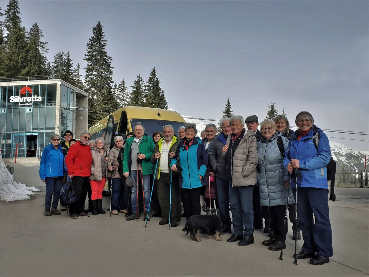 Die Mitglieder des Pensionistenverbandes Partenen posieren gemeinsam vor ihrer Winterwanderung in der Silvretta.PVÖ