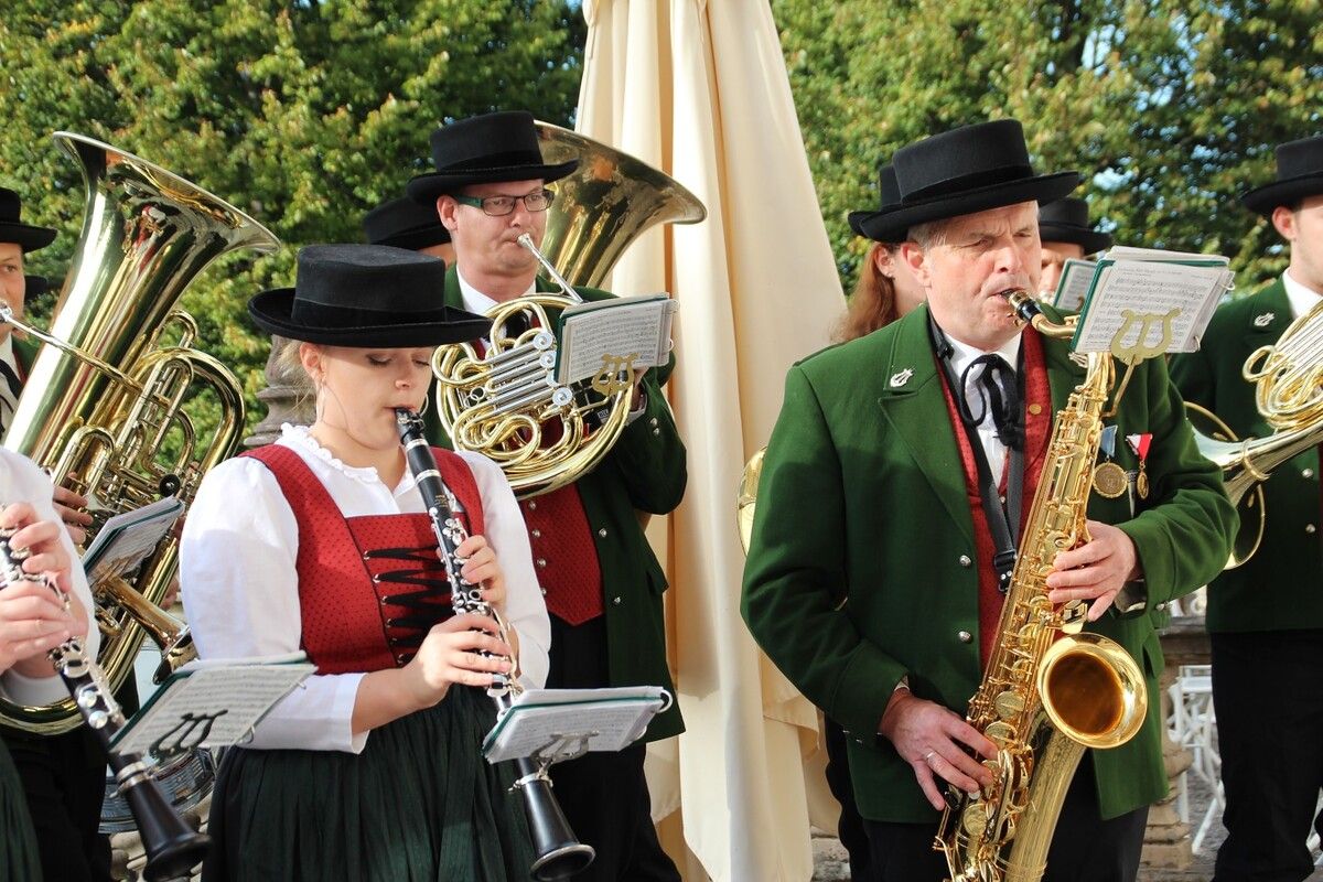 Die Musikantinnen und Musikanten des MVB laden zum Sommernachtskonzert bei der Basilika Bildstein. nam