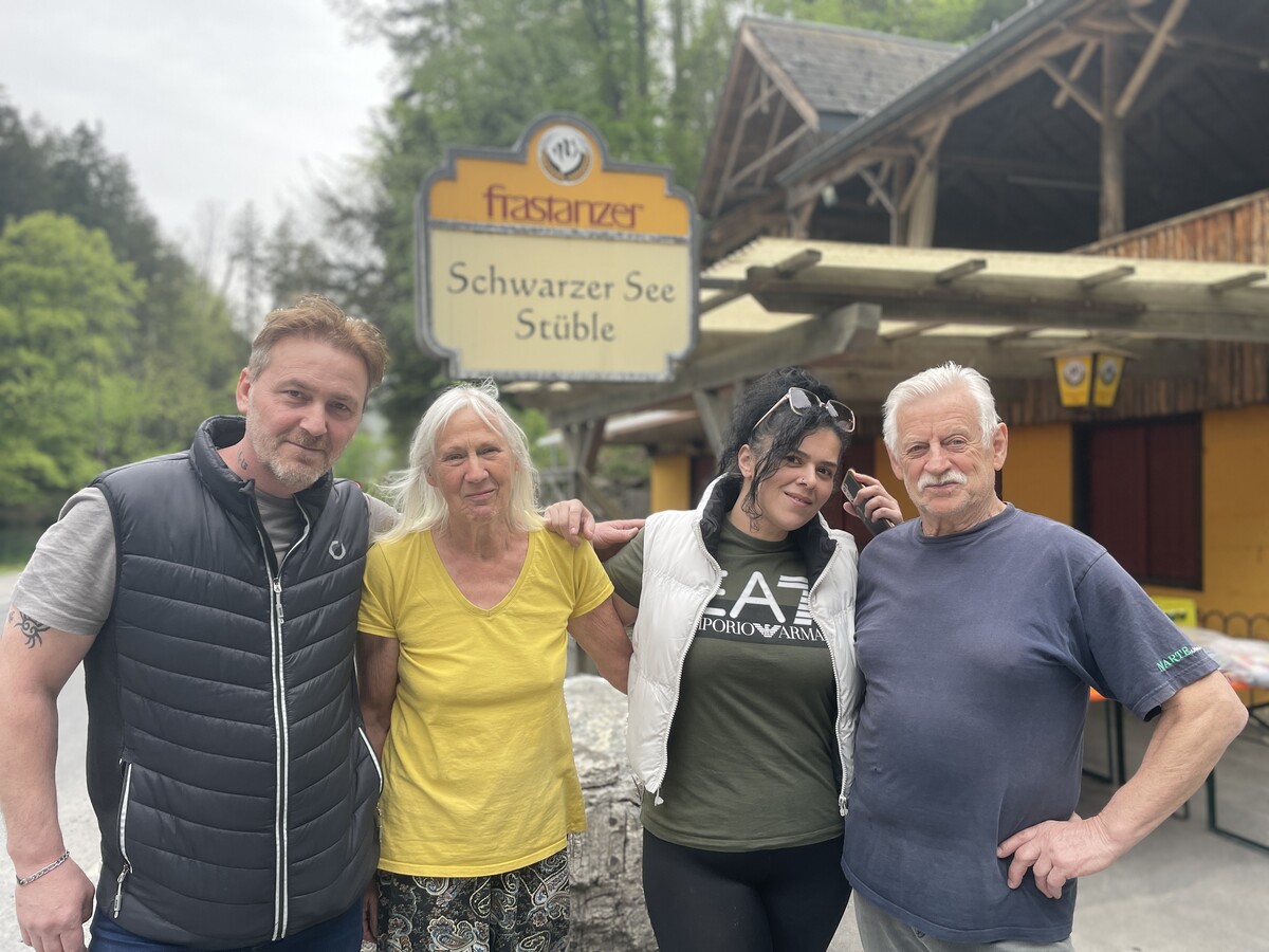 Die neuen Pächter vom Stüble am Schwarzen See mit ihren Vorgängern: Enver Kaya mit Rosmarie Mathis, seiner Gattin Hülya Kaya und Ernst Mathis.vn/sah