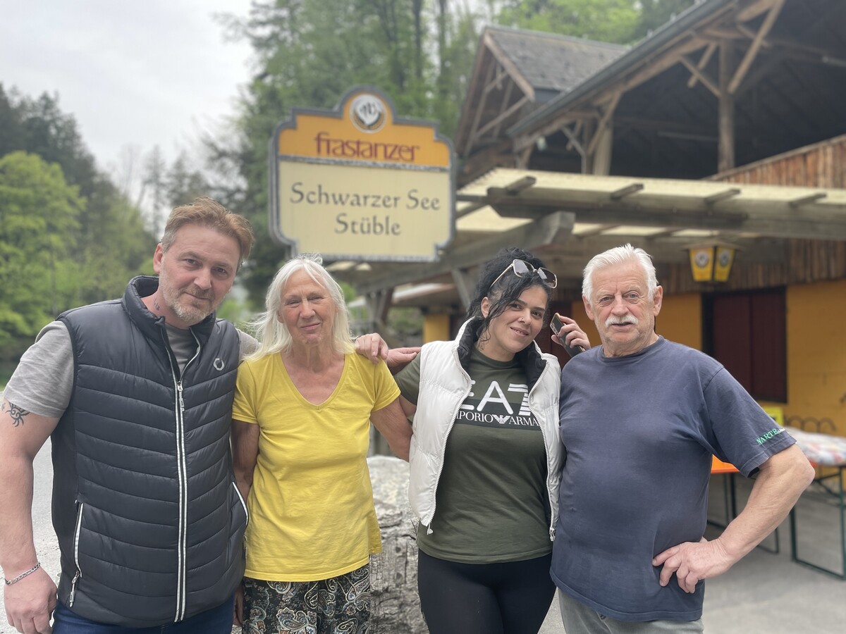 Die neuen und die „alten” Pächter am Schwarzen See: Enver Kaya mit Rosmarie Mathis, Hülya Kaya und Ernst Mathis.vn-sah (2)