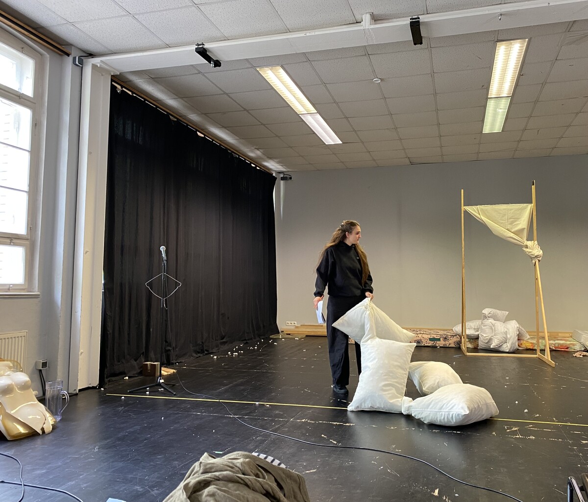 Die Regisseurin und Schauspielerin Maria Lisa Huber bei der Probe. vn/pem