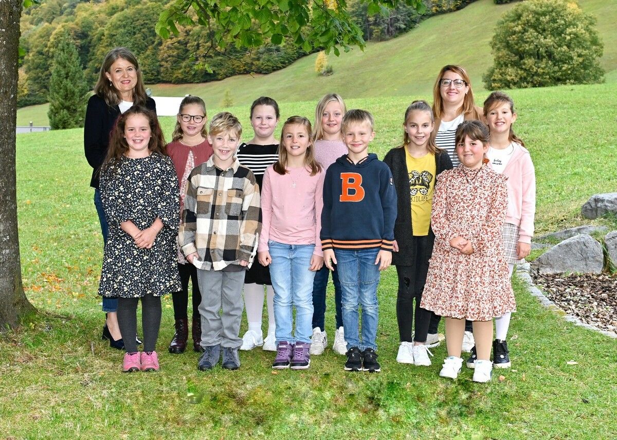 Die Schülerinnen und Schüler der Volksschule Klösterle mit ihren Lehrerinnen.VS Klösterle