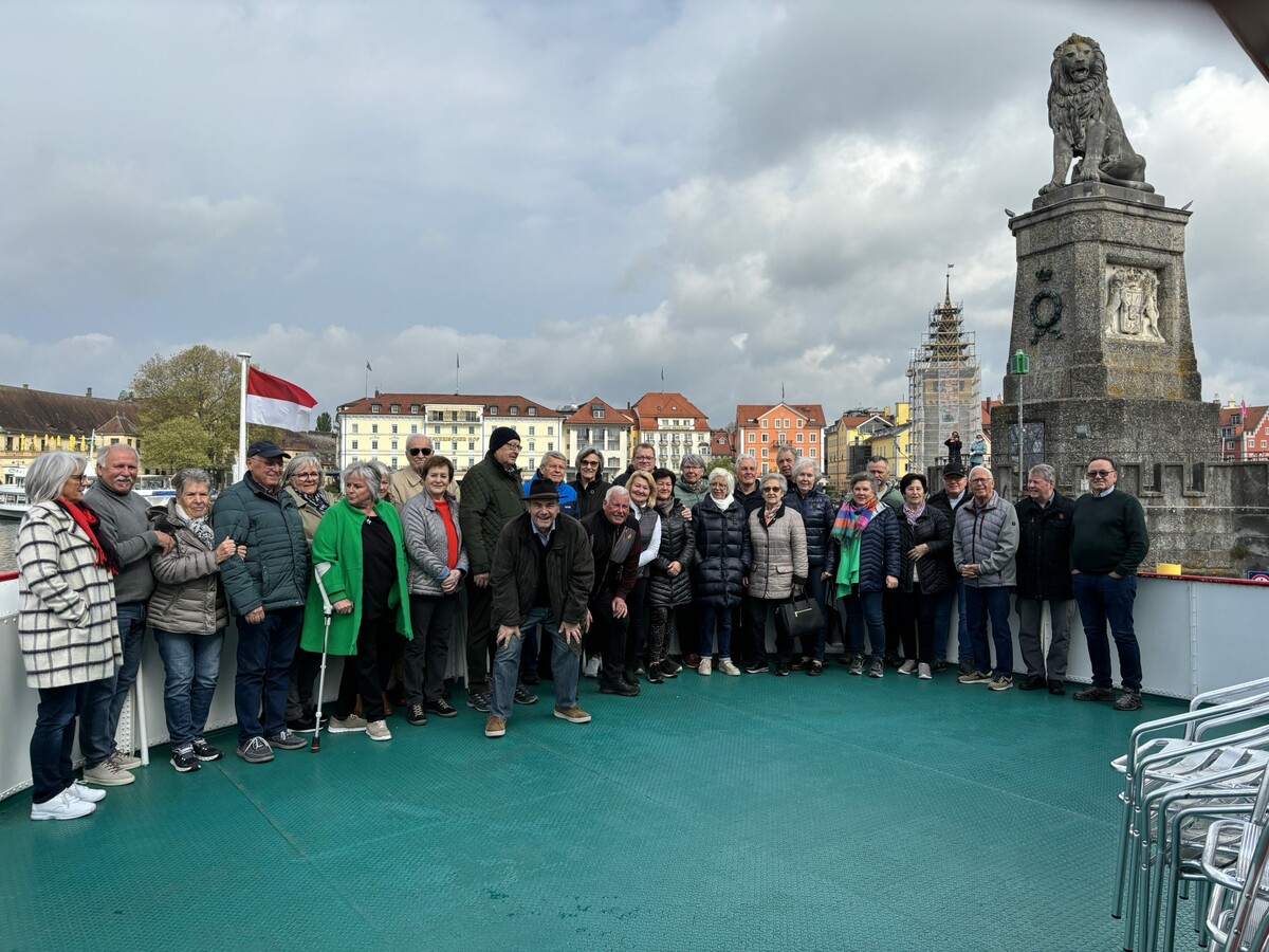 Die Seniorenring-Mitglieder vor dem Lindauer Hafen.Seniorenring Lauterach