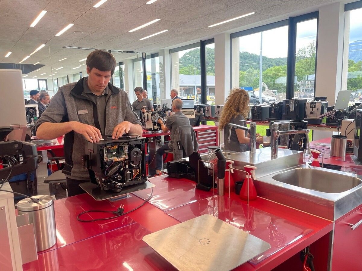 Die Servicefabrik von Jura sorgt dafür, dass es zu keinem Kaffee-Entzug kommt. Innert zwei Tagen werden die Maschinen serviciert. VN/sca