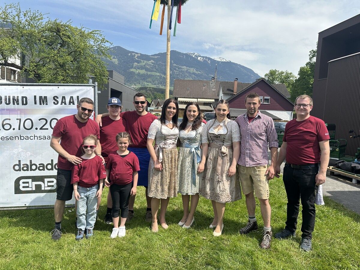 Die S.E.T. (hier einige Mitglieder) sorgten für eine stimmungsvolle Unterhaltung anlässlich des Maibaumfests.
