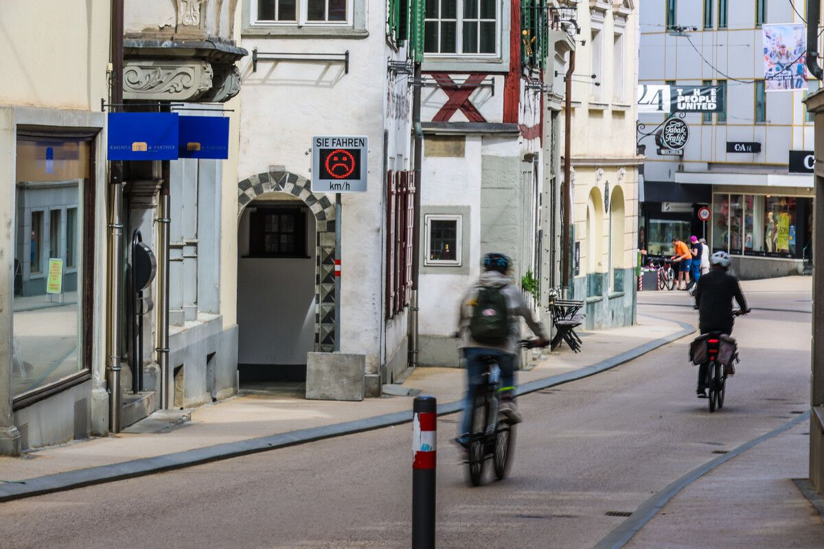 Die Stadt Bregenz will die Raser auf zwei Rädern unter anderem mit Smileys einbremsen. VN/Steurer