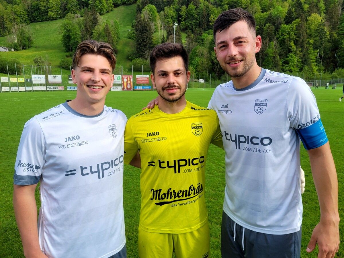 Die Torschützen in Andelsbuch: Lukas Rusch und Kapitän Fabio Feldkircher mit Tormann Sandro Eichhübl im neuen Dress. bms