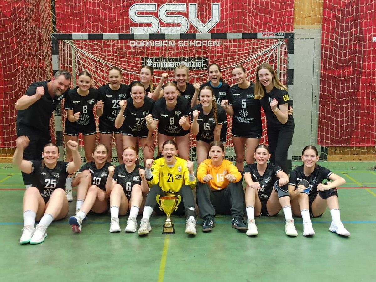 Die U18-Mädels heizten im Vorspiel mit dem Titelgewinn die Stimmung für die Meisterparty an.Verein
