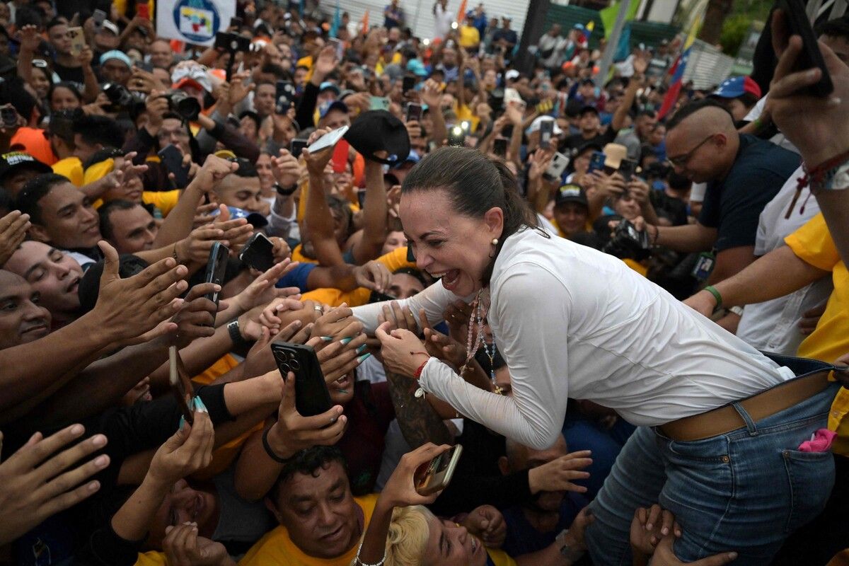 Die venezolanische Oppositionsführerin Maria Corina Machado begrüßt ihre Unterstützer während einer Kundgebung in Maracaibo. AFP