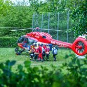 Teenager nach Sturz durch Sporthallendach schwer verletzt