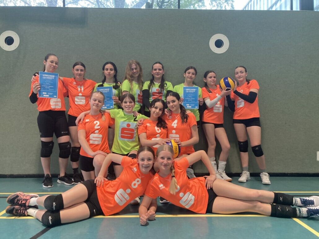 Die Volleyballteams feiern die Plätze 3, 5 und 8 der Saison 23/24.Gymnasium