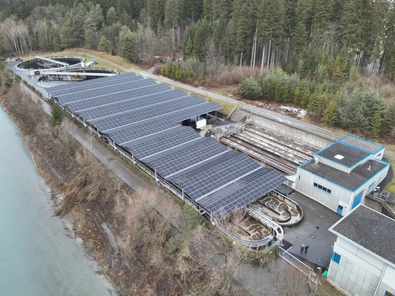 Diese PV-Anlage wurde von NEIS über einer Kläranlage in Vorarlberg realisiert. Auch Industrieunternehmen aus dem Land setzten auf die Lustenauer Firma. FA