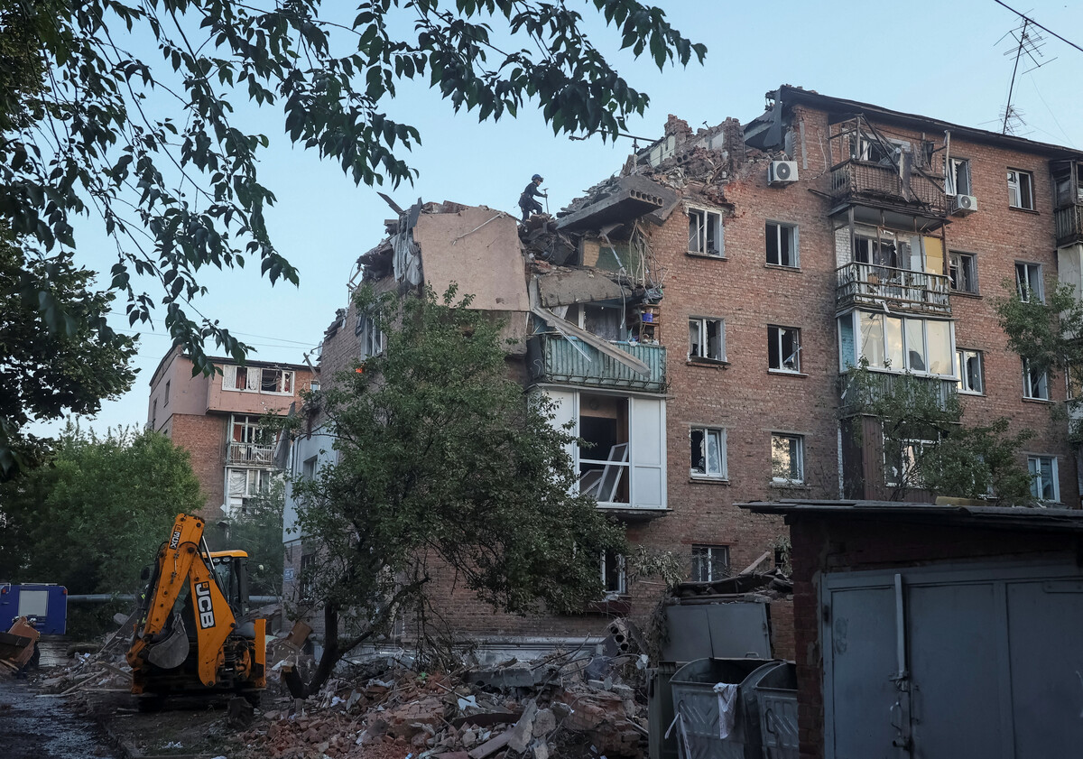 Dieses Wohngebäude in Charkiw wurde bei einem russischen Raketenangriff getroffen. Reuters